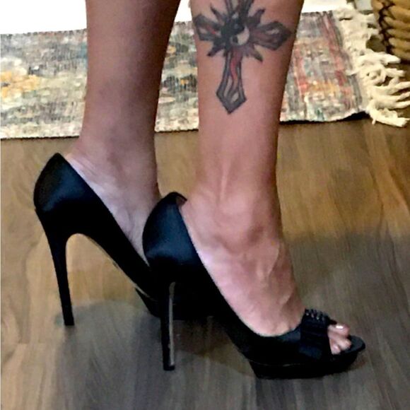 Badgley Mischka Black Satin pearl platform heels - Picture 1 of 9